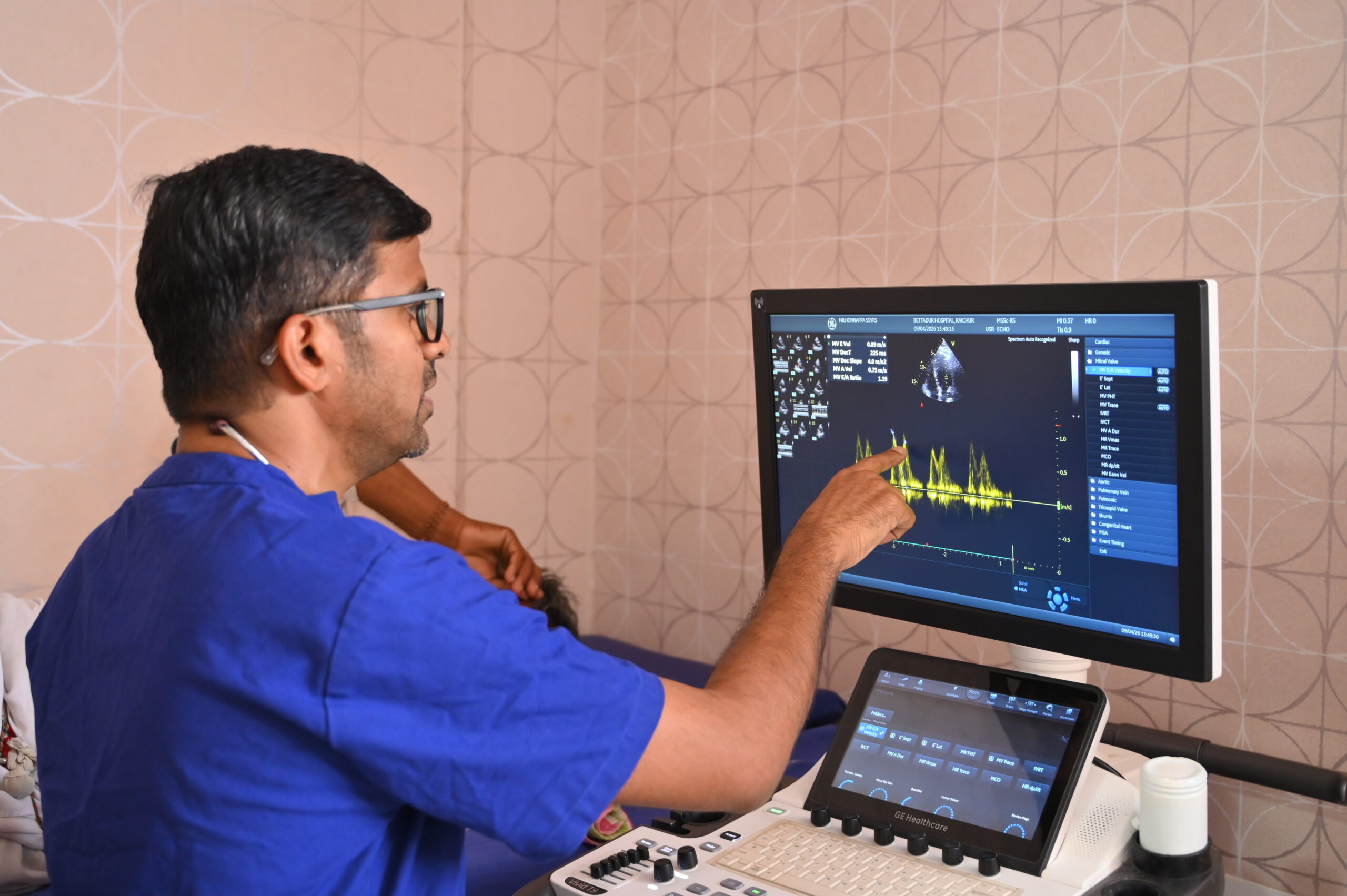 Echocardiography interpretation at cardiac monitor